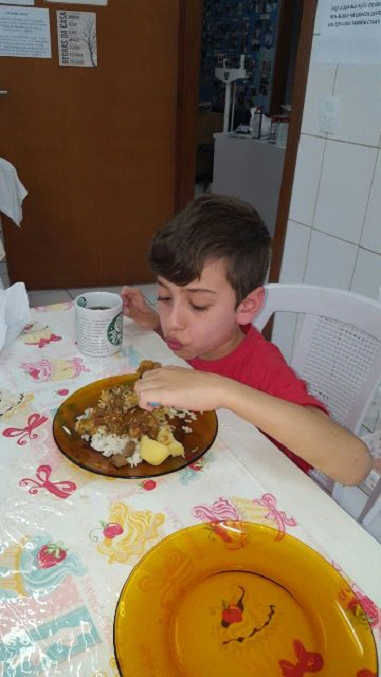 Criança comendo